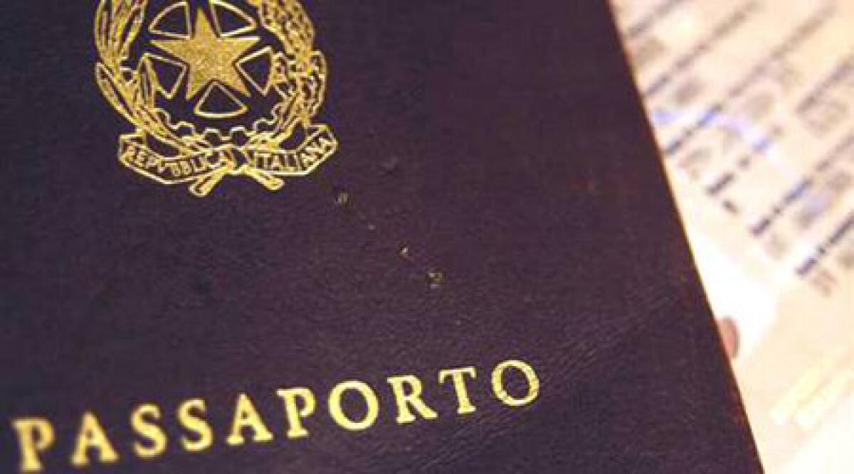 Rimini, strappa pagine al passaporto per nascondere ordine di espulsione - 