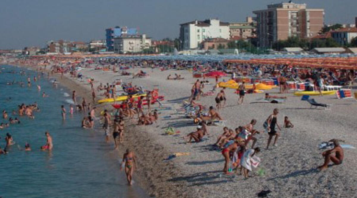 Fano, Poliziotti fuori servizio effettuano arresto -