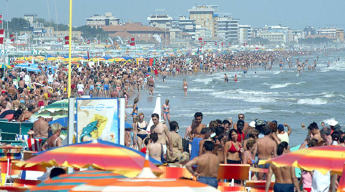 Giornata di pienone sulle spiagge di Riccione -
