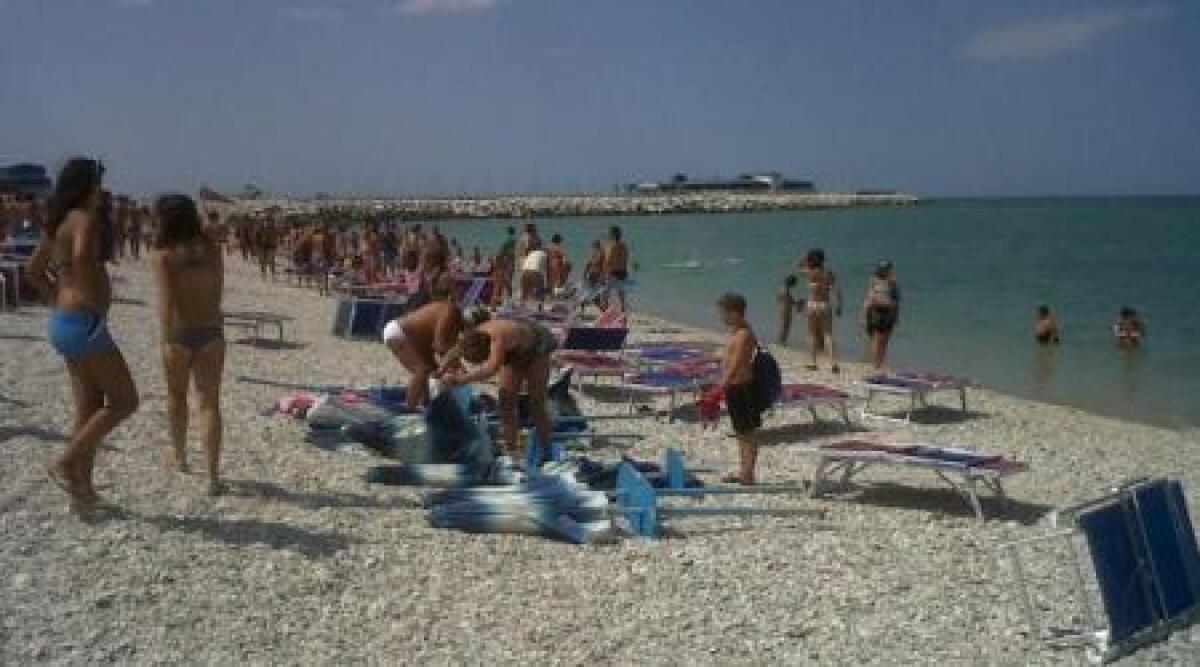 Tromba d'aria a Fano: alcuni feriti in spiaggia -