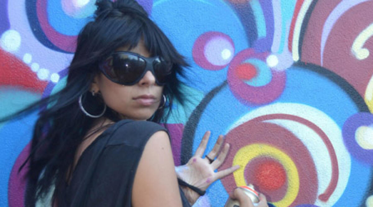 I graffiti di Eleonora De Giuseppe e i bolidi del Bizzarro a Rimini -
