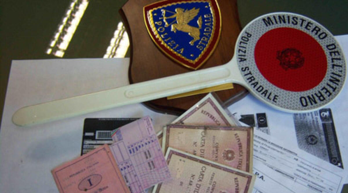 Rimini: coppia presenta documenti falsi al check-in in albergo. Una denunciata. - 