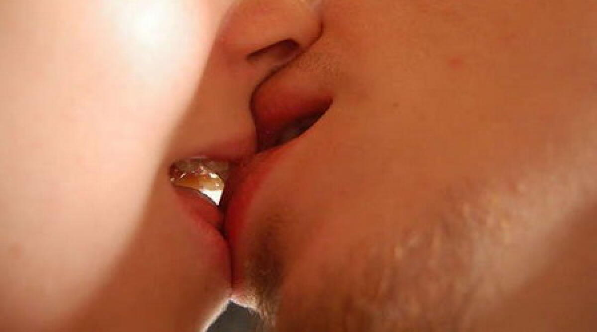 Riccione: fanno sesso in giardino beccati dai padroni di casa - 