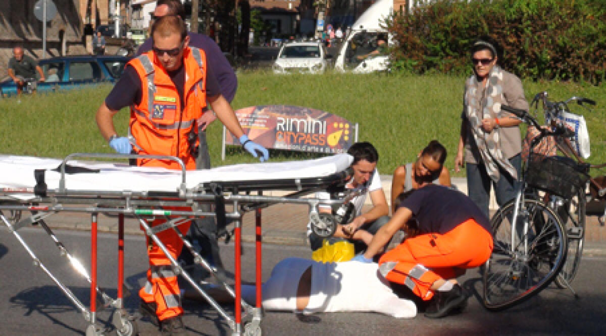 Rimini, incidente in via Valturio: coinvolta 50enne in bici - 