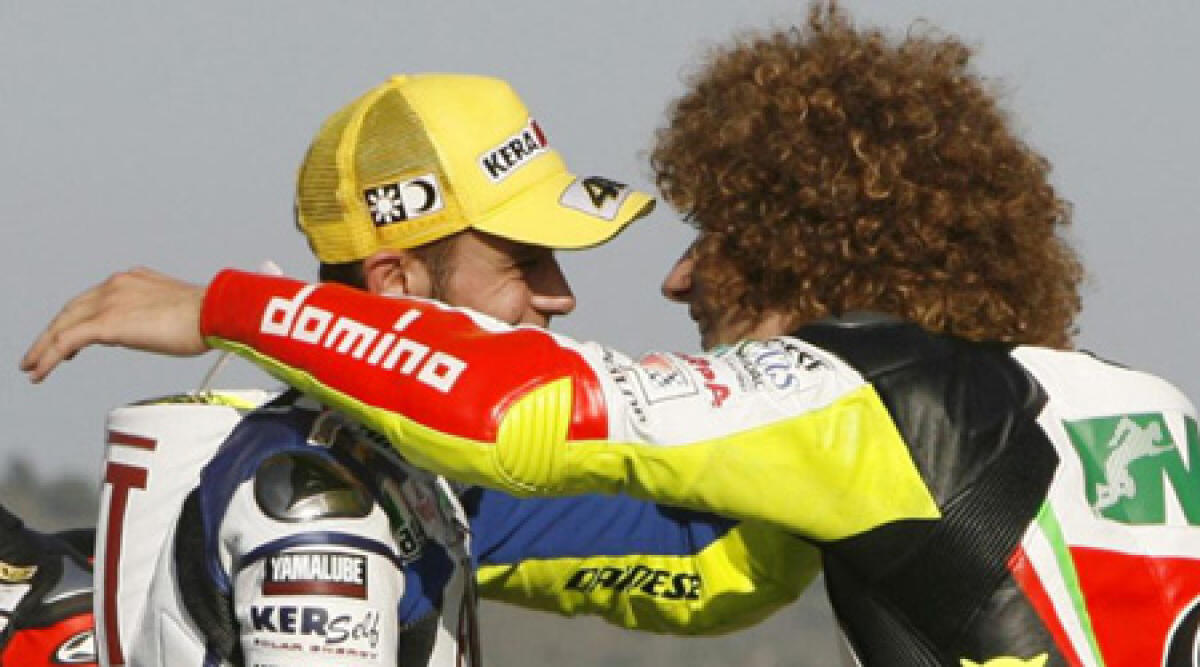 Anche Valentino Rossi e Alberto Tomba ai funerali di Marco Simoncelli -