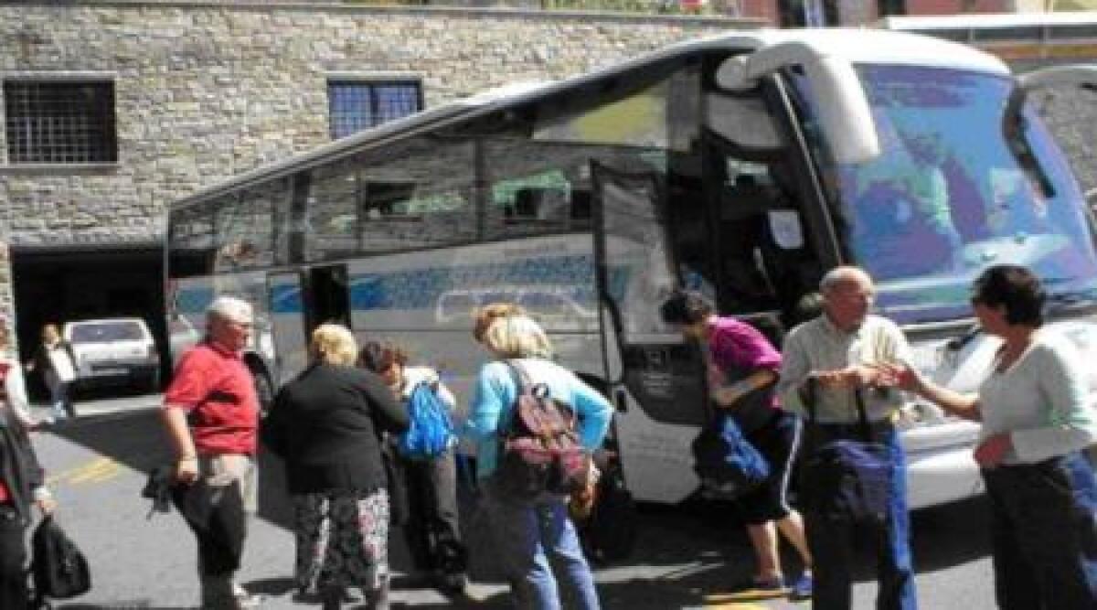 In gita con pullman abusivi: mezzi sequestrati e turisti beffati -