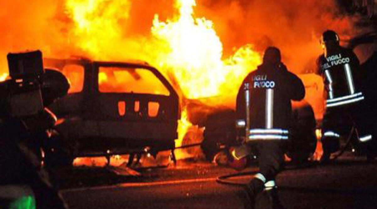 Auto incendiate nella notte a Rimini, indaga la Polizia - 