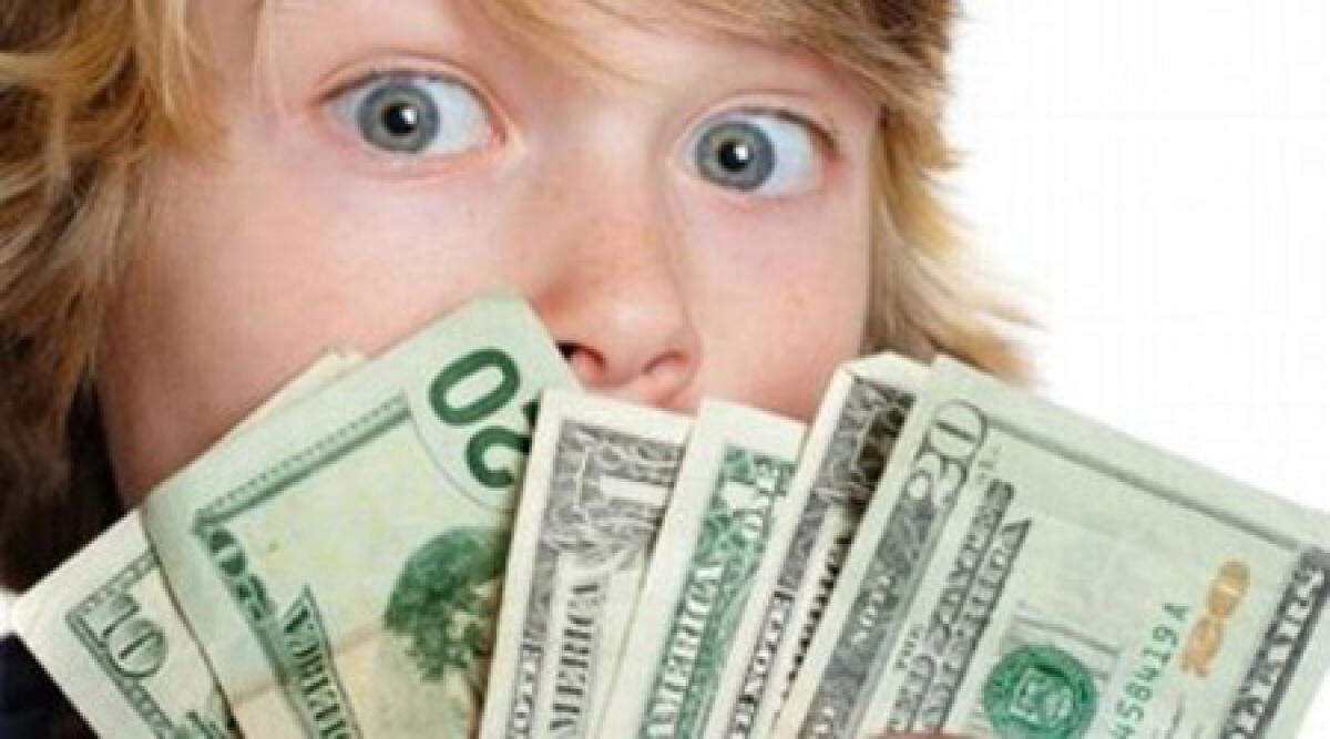 Chiede 1000 euro di paghetta: figlio denunciato dai genitori - 