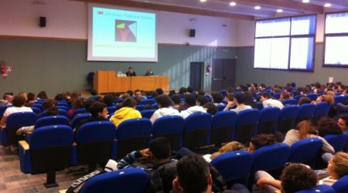 I giovani e la droga: l'Arma dei Carabinieri ne discute con gli studenti -