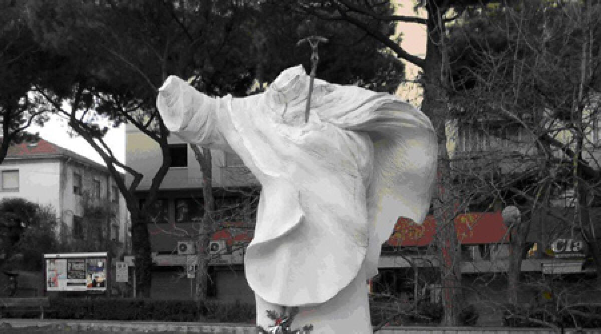 Riccione, vandali danneggiano statua di Papa Giovanni Paolo II - 