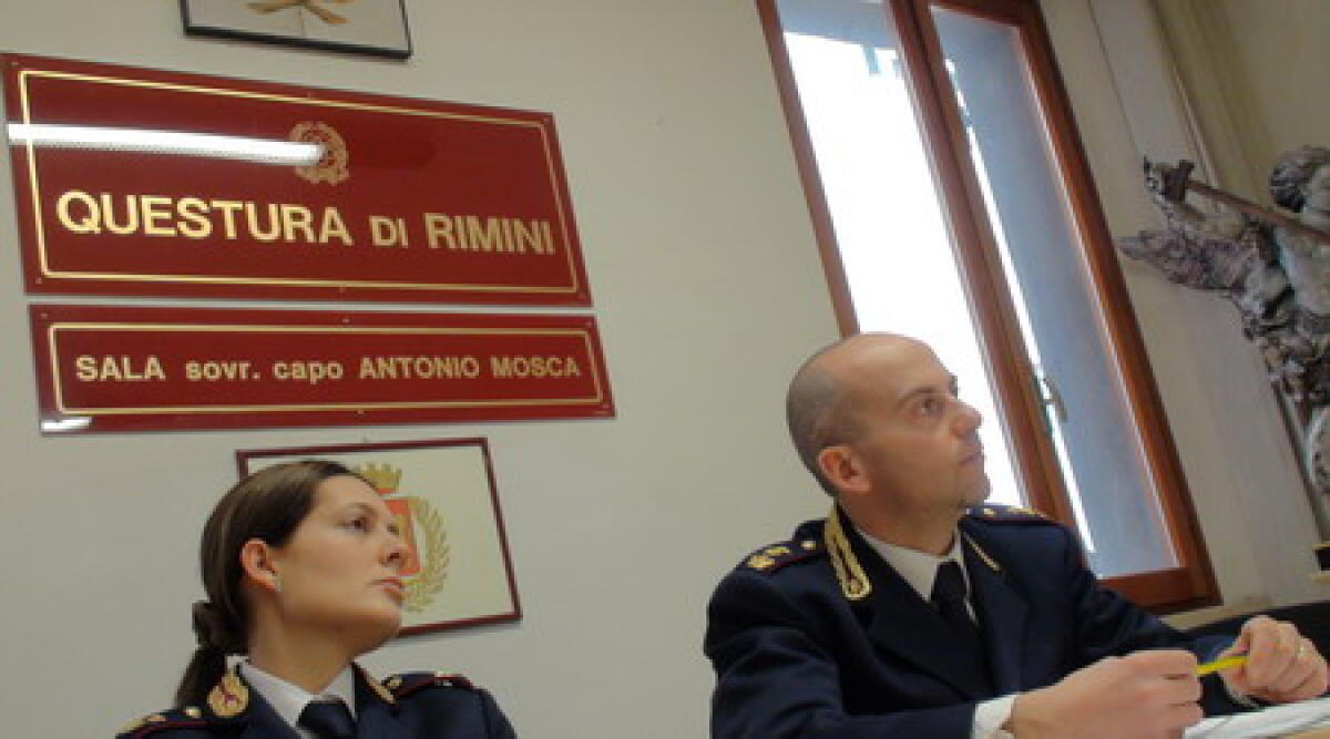 Rimini, controlli: marocchino furioso fermato da fotoreporter - 
