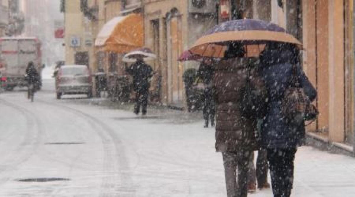 Anche a Rimini lunedi' scuole chiuse per neve, a Riccione ordinanza rimandata a domani -