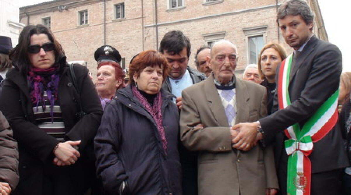 Rimini si 'stringe' intorno a Williams e Dayana: in migliaia al duomo -