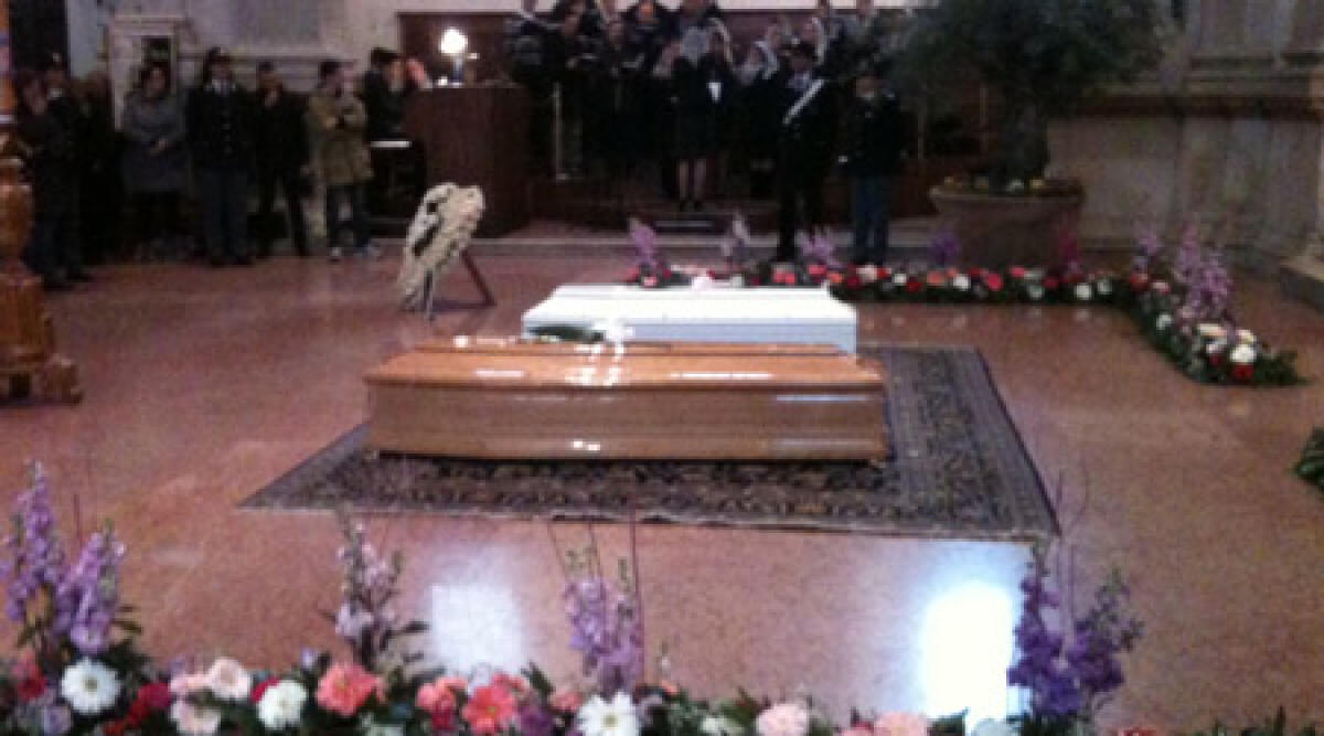 Funerali Dayana e Williams, Mons. Lambiasi: non siamo soli davanti alla morte - 