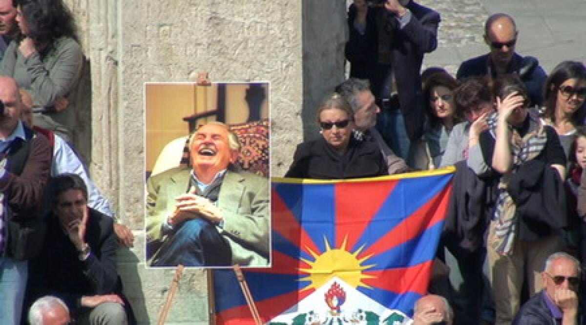 Al Funerale di Tonino Guerra, momento di tensione con sostenitrice Tibet - 