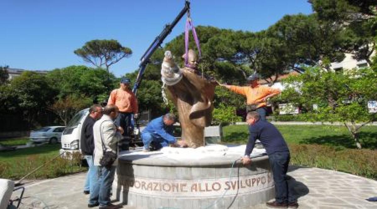 Riccione la statua di Papa Giovanni Paolo II e' tornata sul suo piedistallo - 