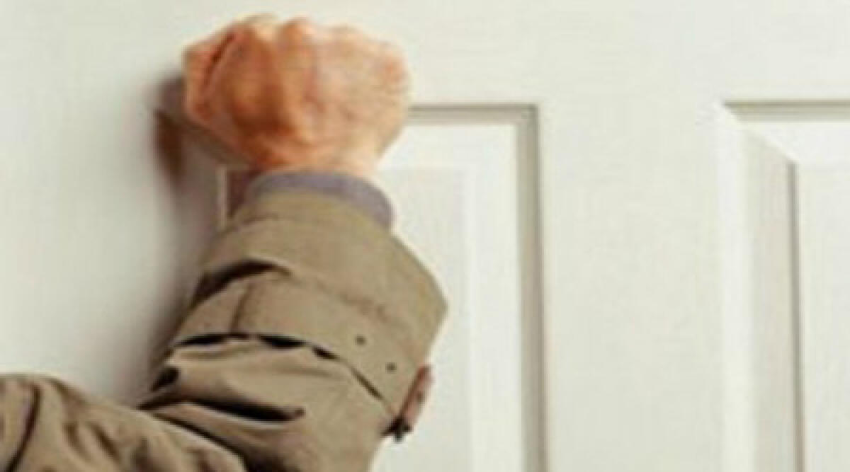 Anziano cade e si spaventa, bussa al vicino che chiama i Carabinieri -