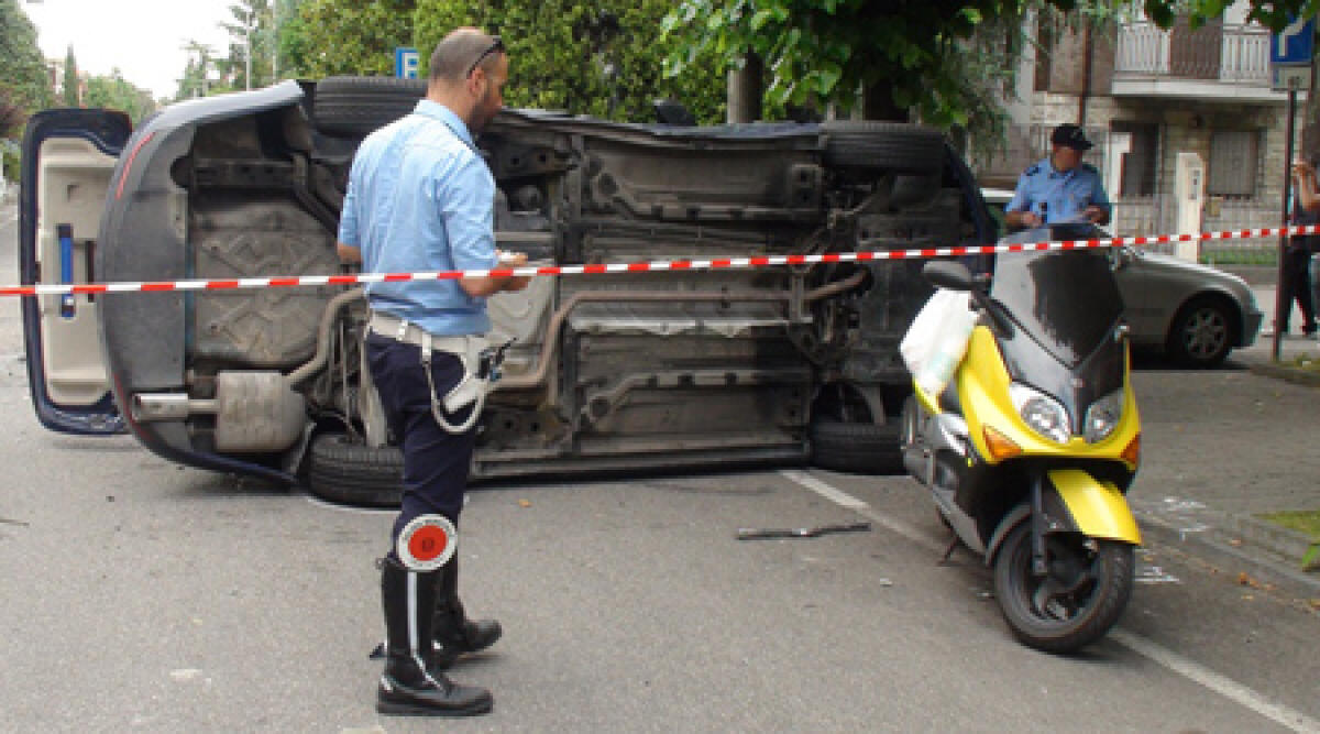 Scontro tra 2 auto in via Ariete, una Opel si ribalta - 