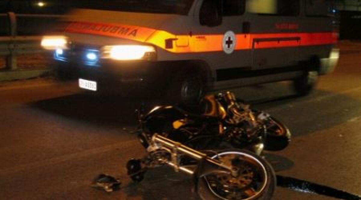 Perdono il controllo della moto e si schiantano: grave 19enne - 