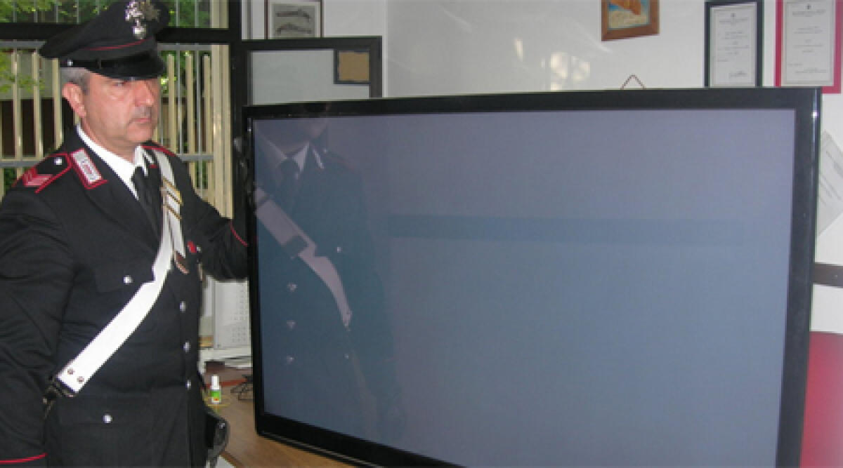 Ruba tv al centro i Malatesta, convivente schiaffeggia carabinieri - 