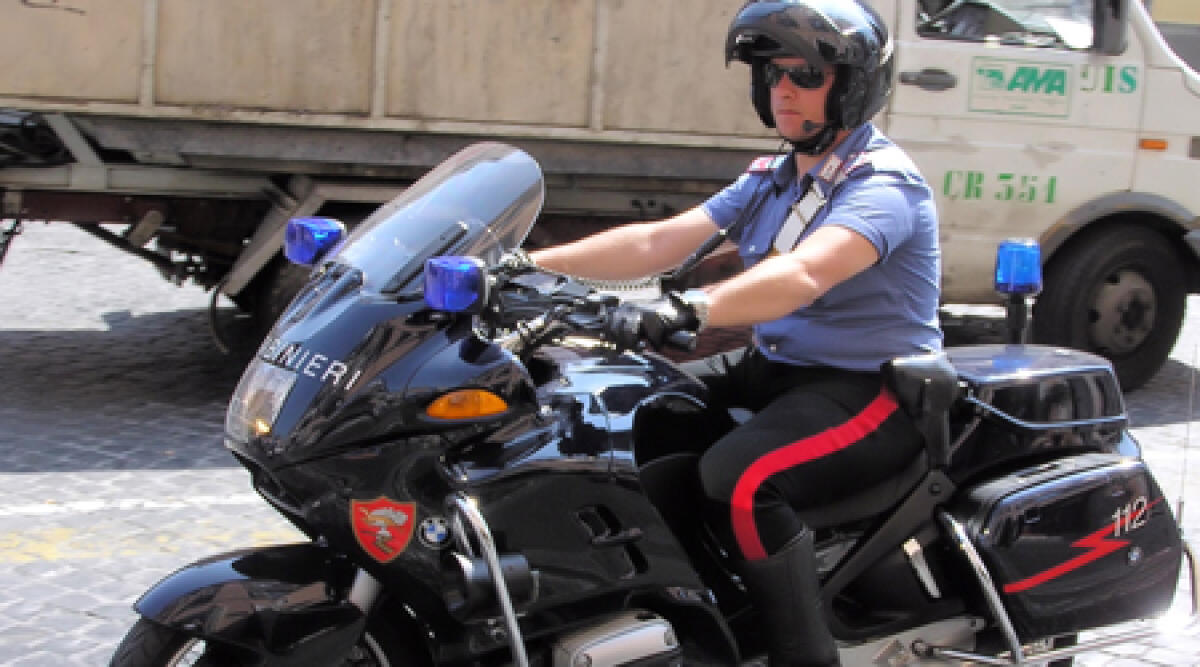 Riccione, rissa segnalata in bar, ma c'era solo un cliente - 