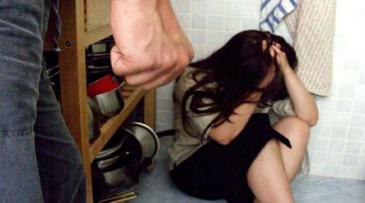 Aggredisce i genitori e picchia la compagna: denunciato 35enne a Bellaria - 