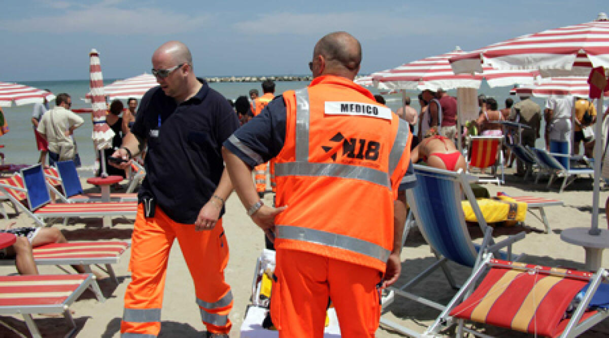 Igea Marina, anziana in rianimazione dopo un malore in spiaggia -