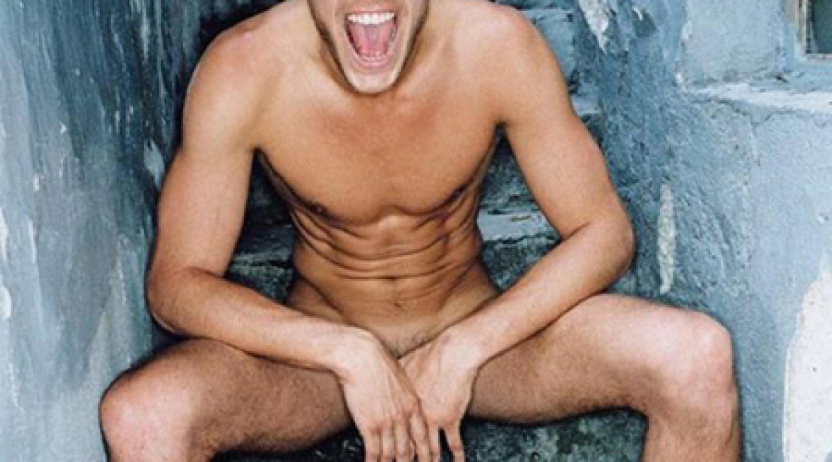 Crisi isterica: uomo nudo lancia vasi di fiori in strada - 