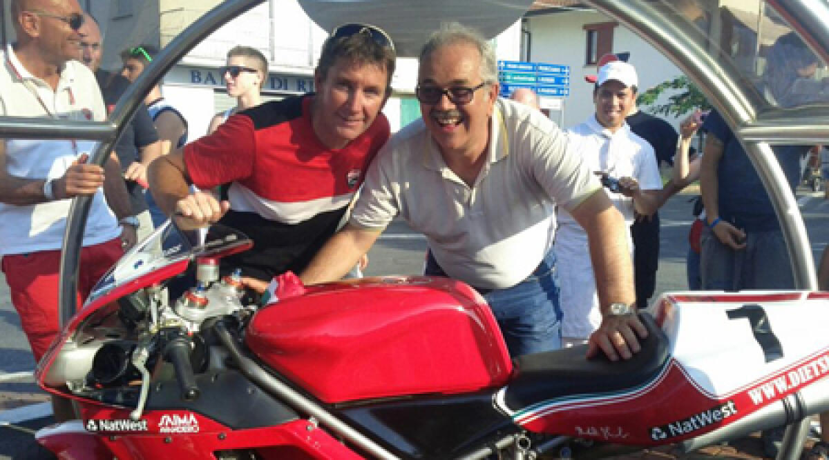 Troy Bayliss inaugura la rotatoria dedicata a lui e Ducati - 