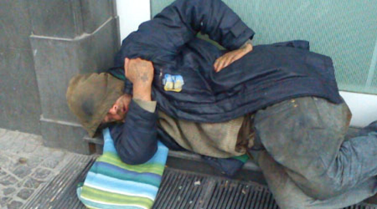 Senzatetto rubano sedie dal bar per dormire piu' comodi - 