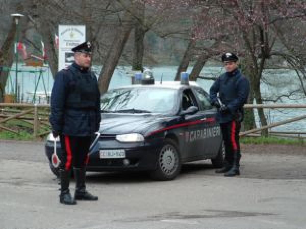 Minaccia donna incinta con un coltello -