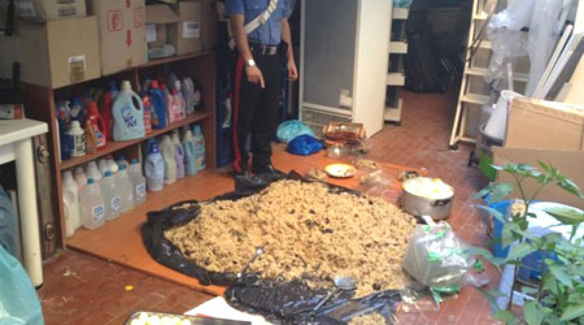Prepara kebab per terra, tra polvere e insetti: 6000 euro di sanzioni a bengalese -