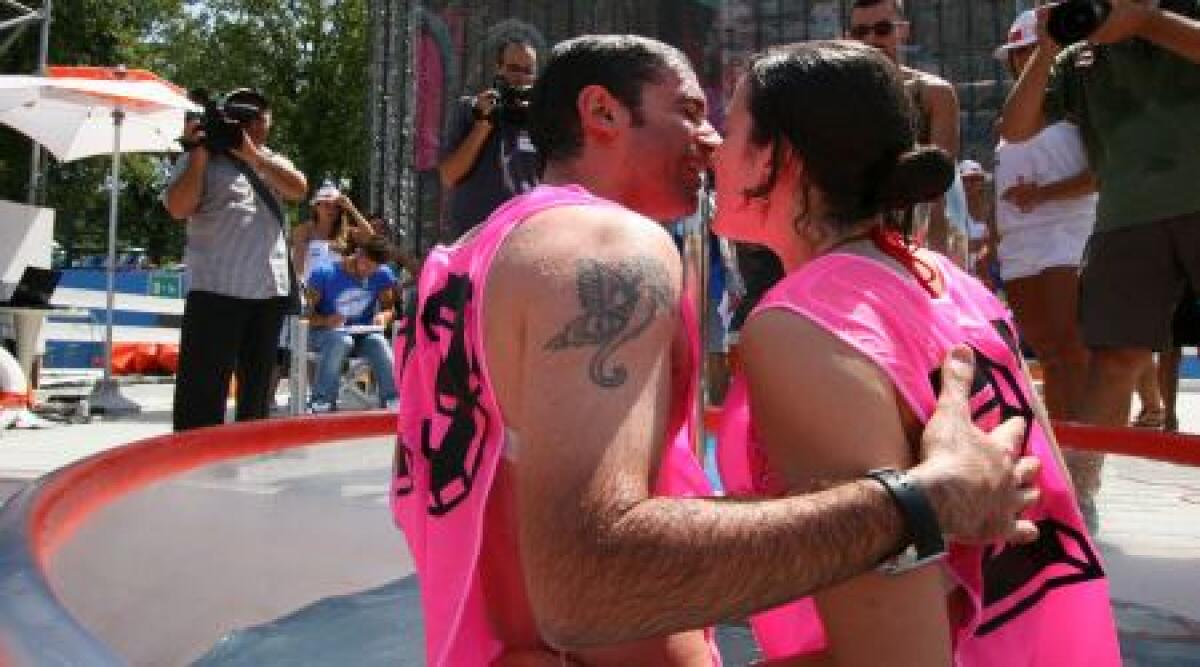 Olimpiadi di bacio in apnea ad Aquafan: vince una coppia di Gradara - 