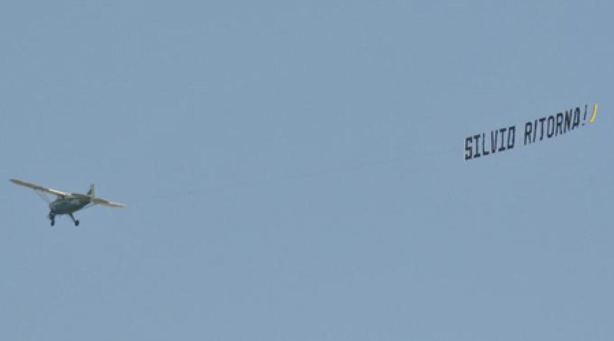 Aerei sulle spiagge con scritte pro e contro Berlusconi - 