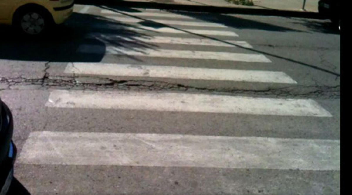 Non si ferma alle strisce, insultato: reagisce aggredendo il pedone -