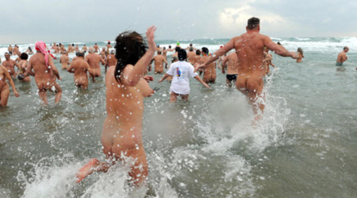 Trenta turisti tutti nudi in acqua: Miramare diventa spiaggia nudista - 