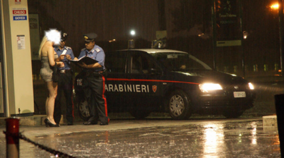 La pioggia non ferma il sesso a pagamento: 15 prostitute denunciate - 