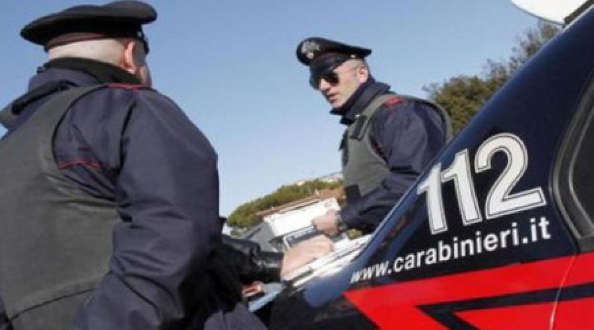 Trans ubriaco: il fidanzato lo lascia, lui prende a calci il garage - 