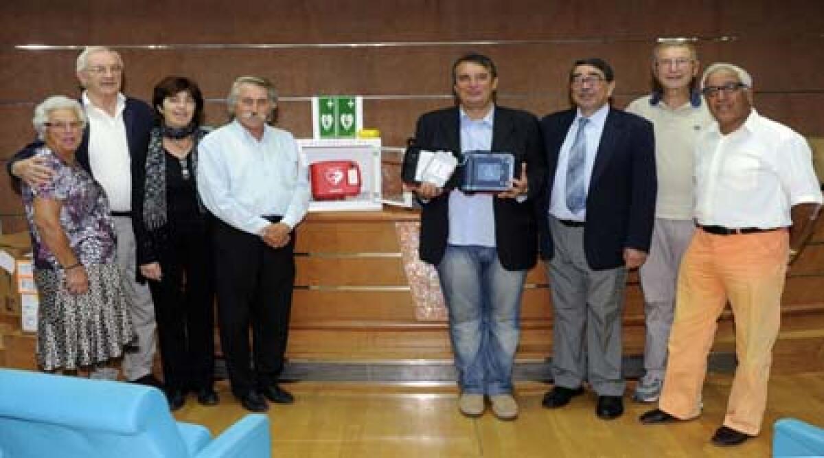 Tre nuovi defibrillatori consegnati a tre centri sociali riminesi -
