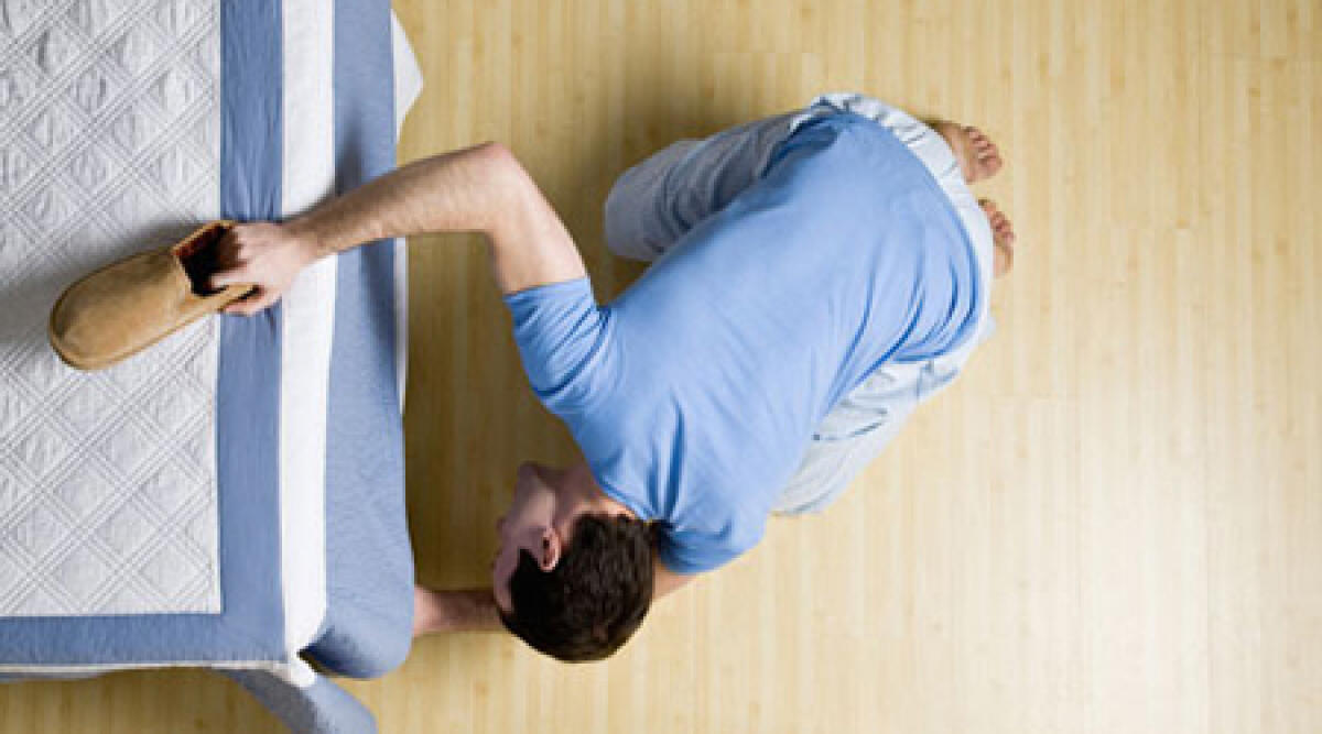 Aggred&igrave; amante della moglie trovato sotto letto, condannato - 