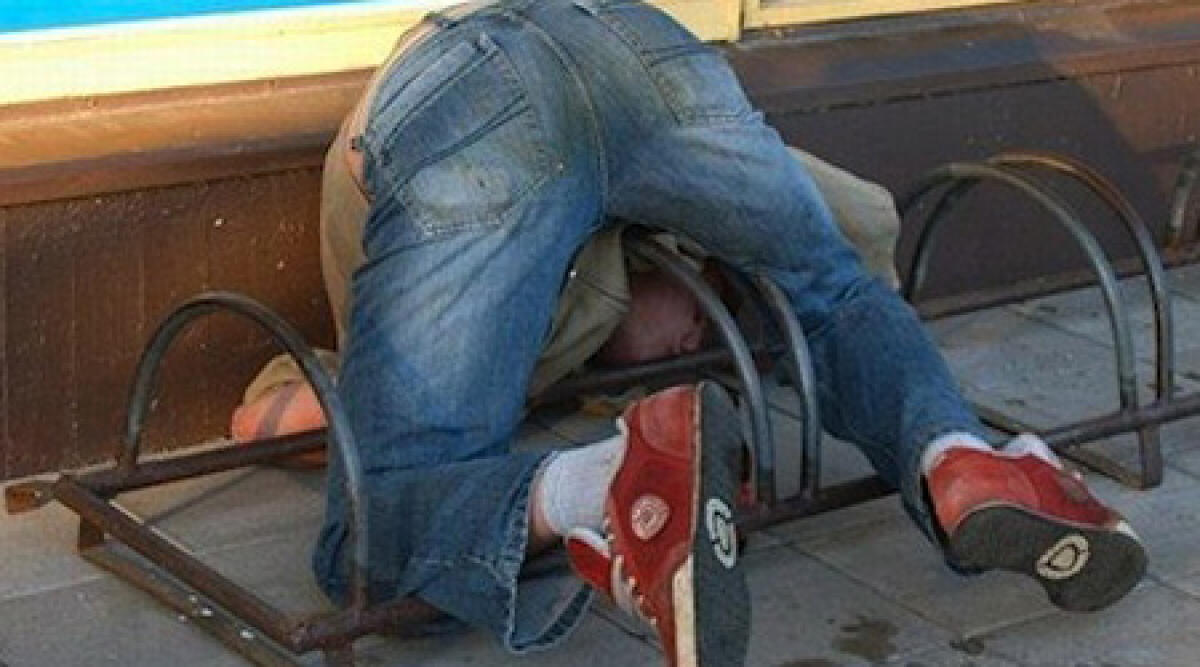Trova uomo sdraiato davanti al cancello: era un vicino, ubriaco -