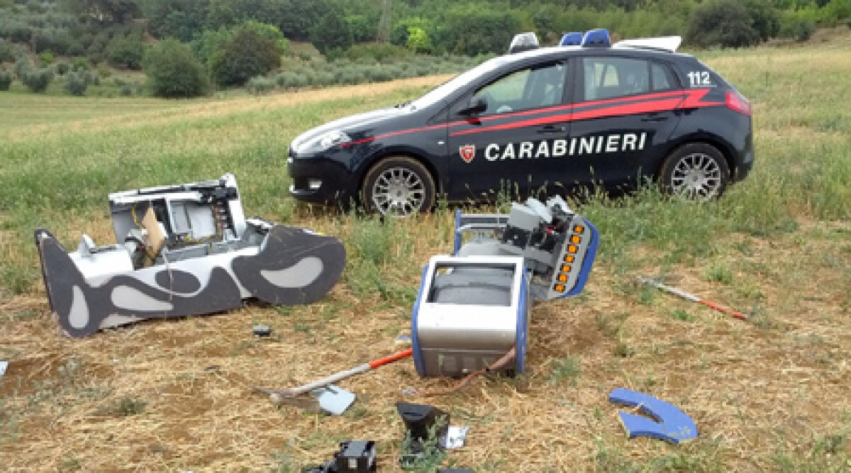 Rimini, contadino trova nel suo terreno macchina per il cambio monete - 