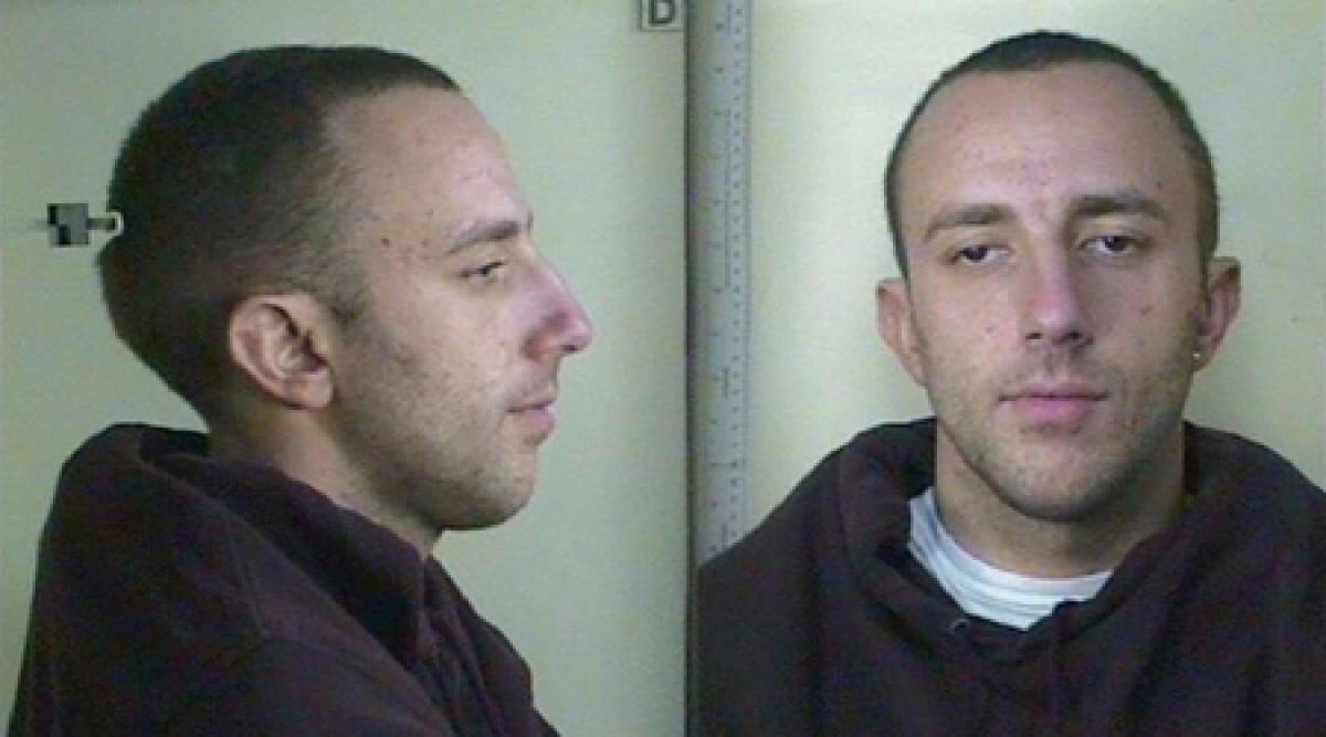 Video: Farmacista sventa rapina con uno sgabello, ladro arrestato -