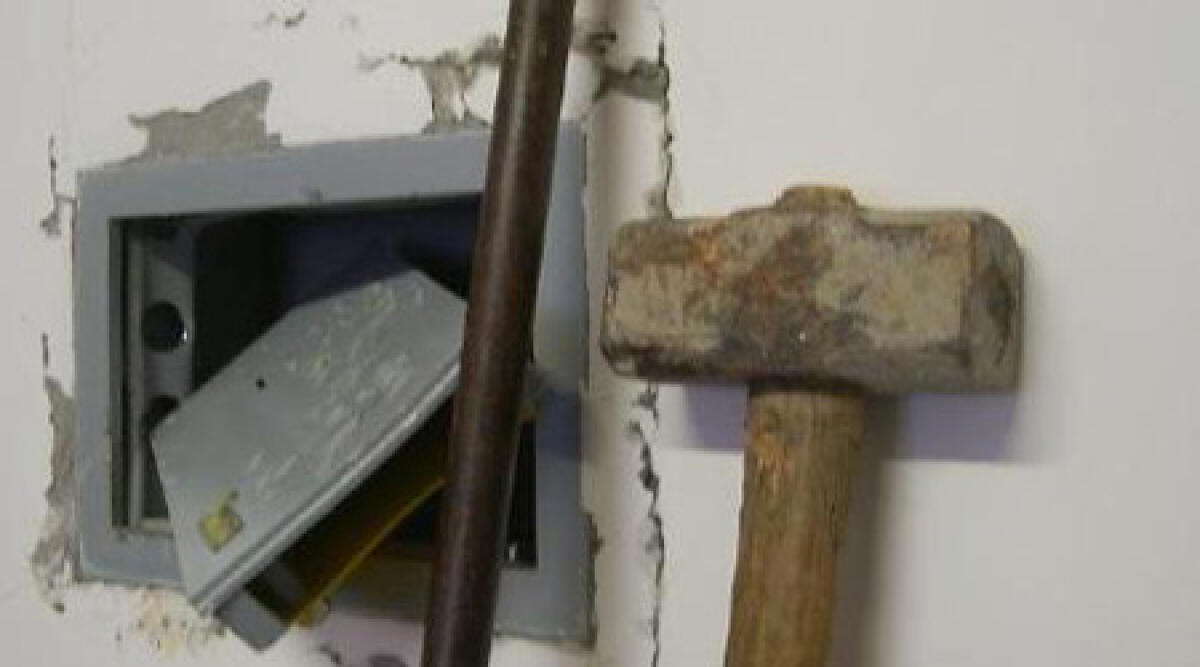 Furto in appartamento a Rimini: i ladri smurano la cassaforte -