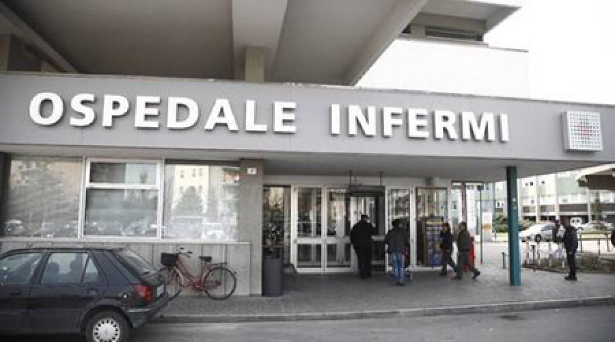 Tentano furto al ticket dell'ospedale: ladri messi in fuga dalle Volanti -