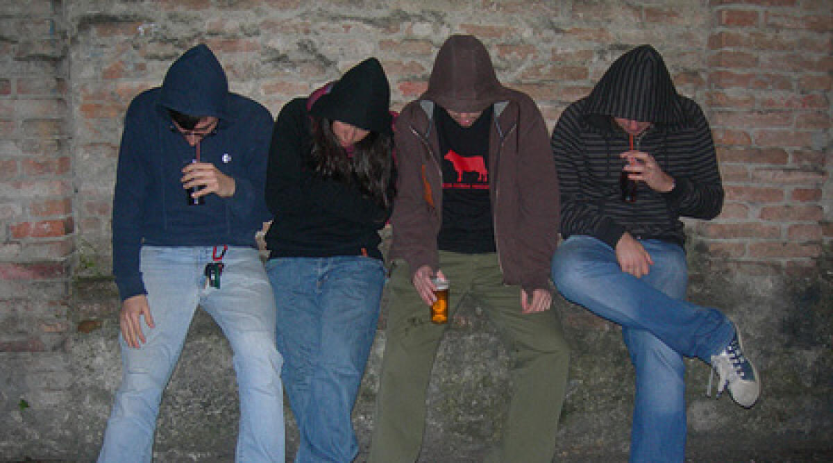 Minorenni prendono a calci una vetrata per 'noia' - 