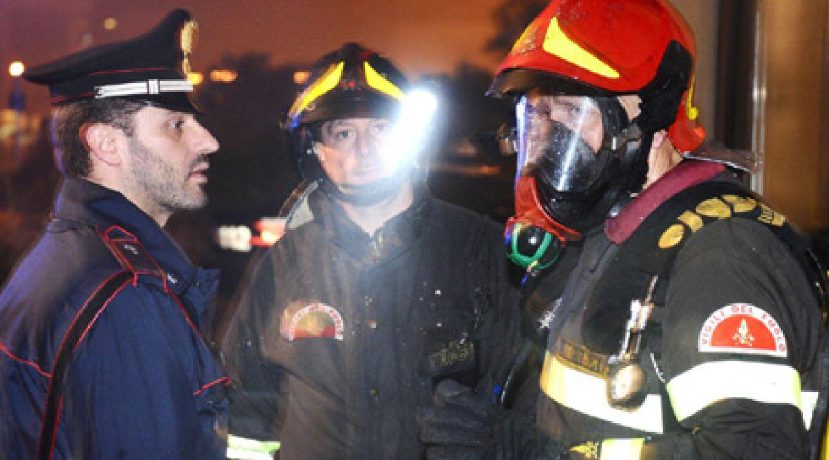 Catrame troppo caldo, legno del tetto prende fuoco: incendio in cantiere - 