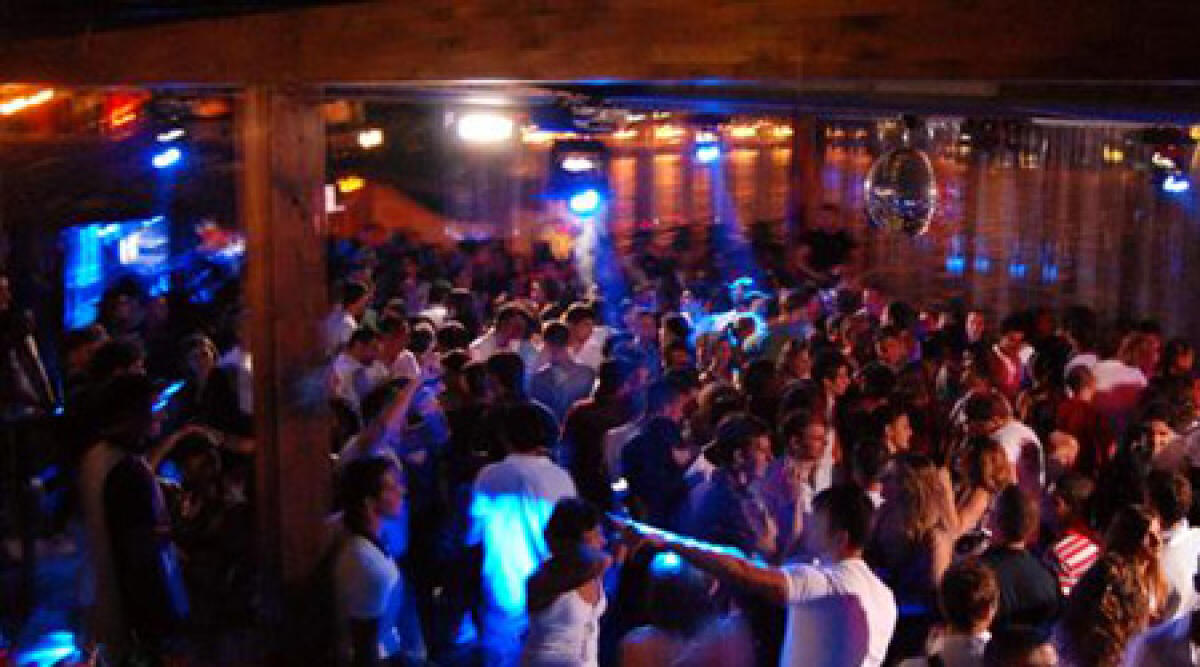 Usa documento di un amico per entrare in discoteca, ma era ugualmente maggiorenne - 