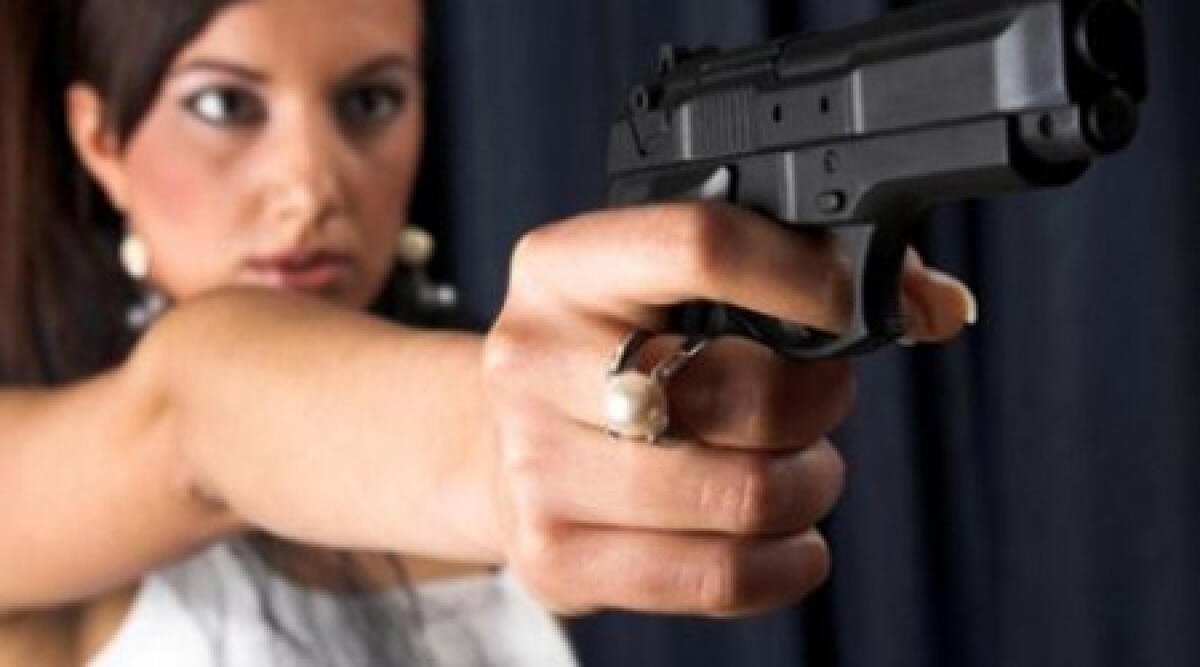 Bellaria, litiga con il fidanzato e gli punta pistola in faccia - 