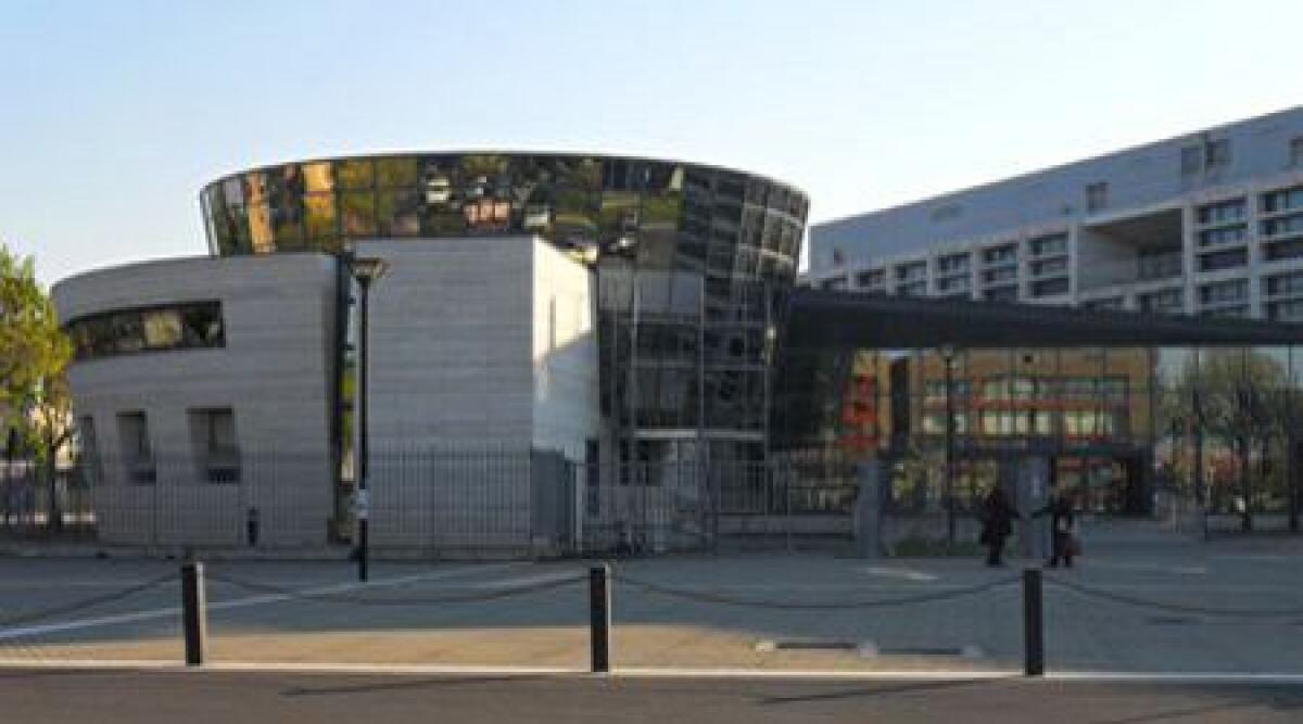 Sorpresa dal figlio 13enne a letto con il compagno: denunciata dall ex marito - 